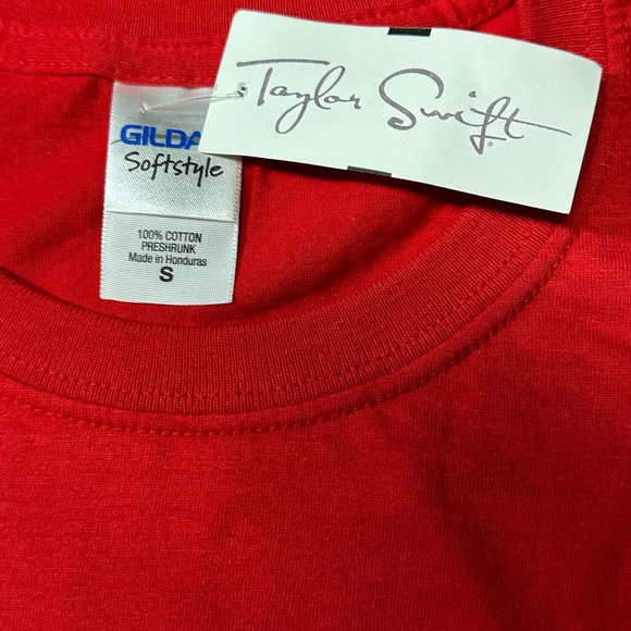 Taylor Swift NWT Red Tour 2013 Sunglasses T-shirt from the Artist - Picture 5 of 8
